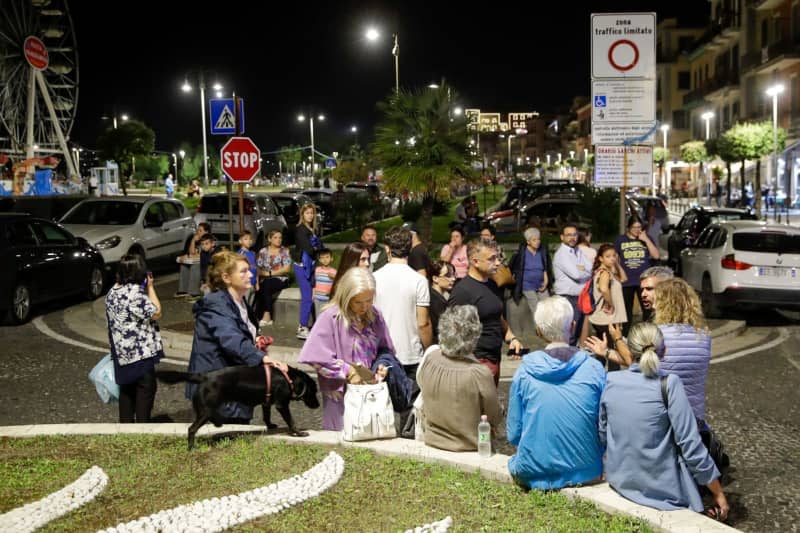 People gather in a safe area in the street on the seafront between Naples and Pozzuoli after an earthquake tremor. Salvatore Laporta/IPA via ZUMA Press/dpa
