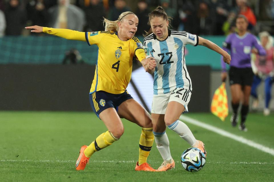 Estefanía Banini lucha por el balón contra una jugadora de Suecia.