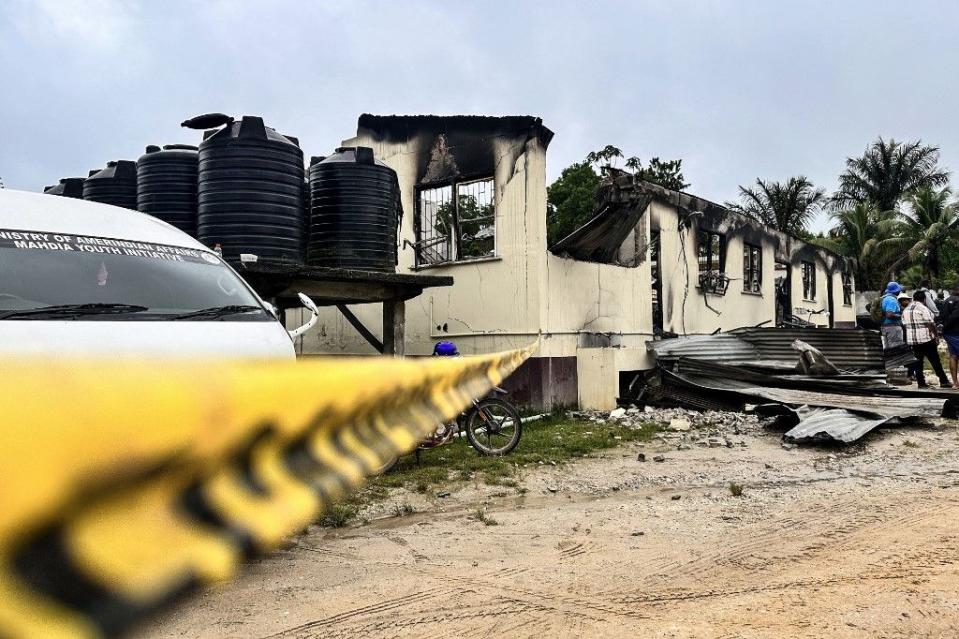 蓋亞納一所中學的女生宿舍遭到縱火釀19死，現場拉起封鎖線。（AFP）