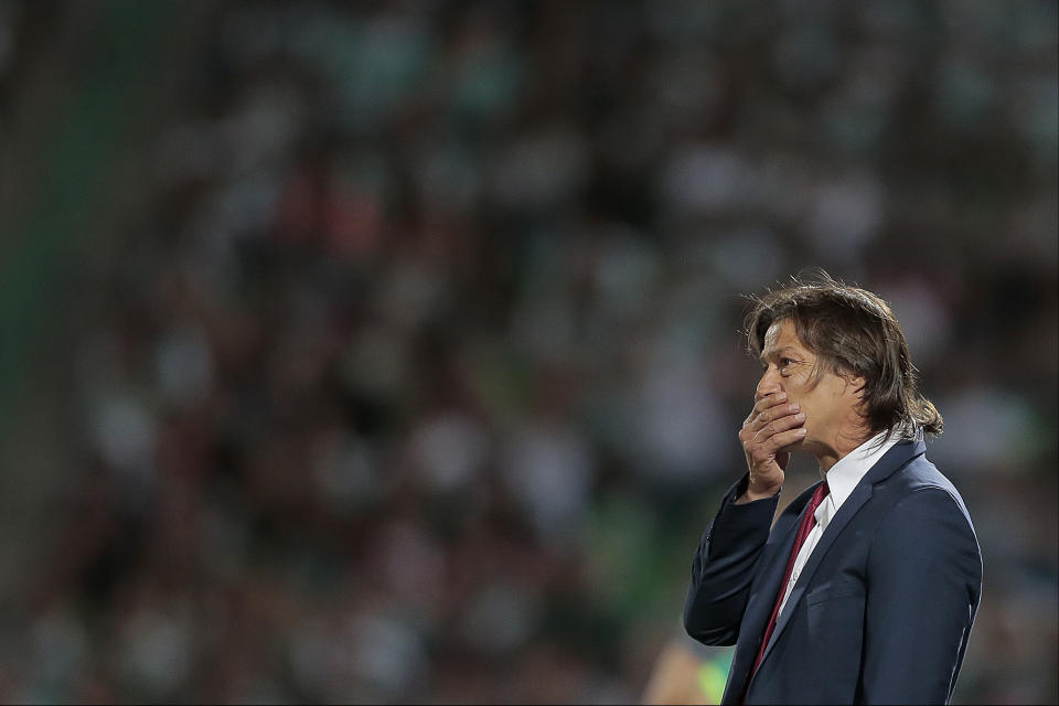 Hasta Matías Almeyda tuvo que lidiar con la inconformidad de la hinchada de Chivas. (Foto: Saul Gonzalez/LatinContent via Getty Images)