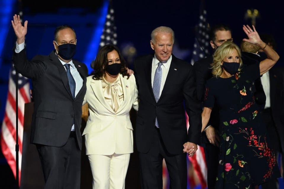 Joe Biden et Kamala Harris accompagnés de leurs conjoints respectifs le 7 novembre 2020. - Jim Watson