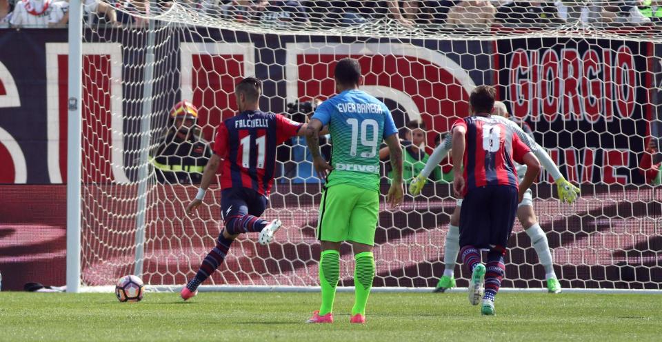 Crotone's Diego Falcinelli, left, scores on a penaly during a Serie A soccer match between Crotone and Inter Milan, at the Ezio Scida stadium in Crotone, Italy, Sunday, April 9, 2017. (Albano Angilletta/ANSA via AP)