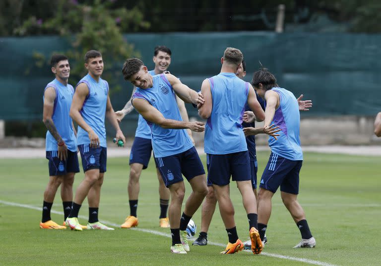 Jugadores de la selección local se divierten en el entrenamiento previo al estreno; la selección sub 20 hará su presentación en el Mundial Argentina 2023 contra Uzbekistán en Santiago del Estero