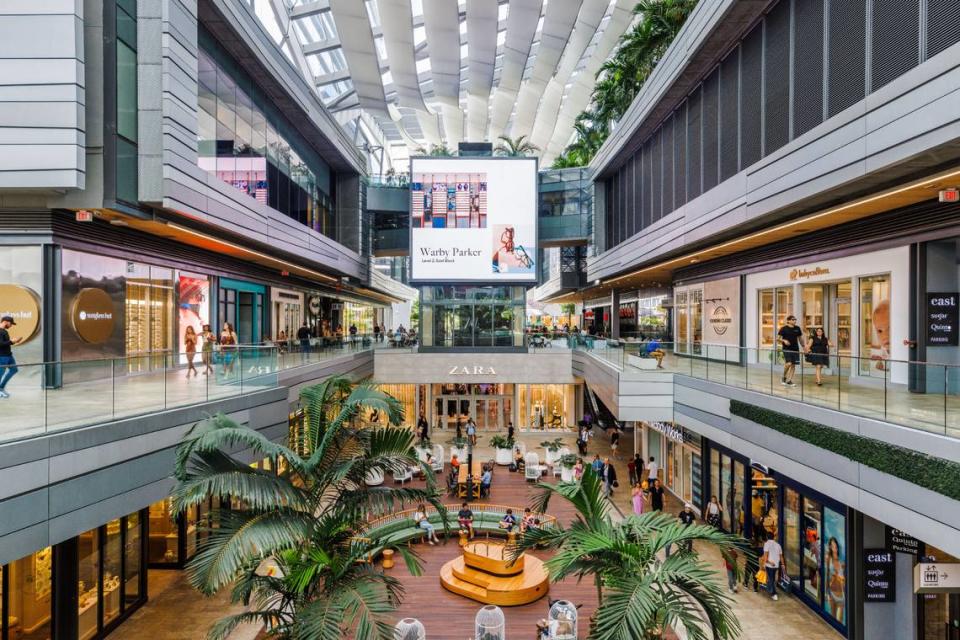 Interior del Brickell City Centre, cerca del downtown de Miami. Las tiendas incluyen un Warby Parker, Zara y Sunglass Hut.