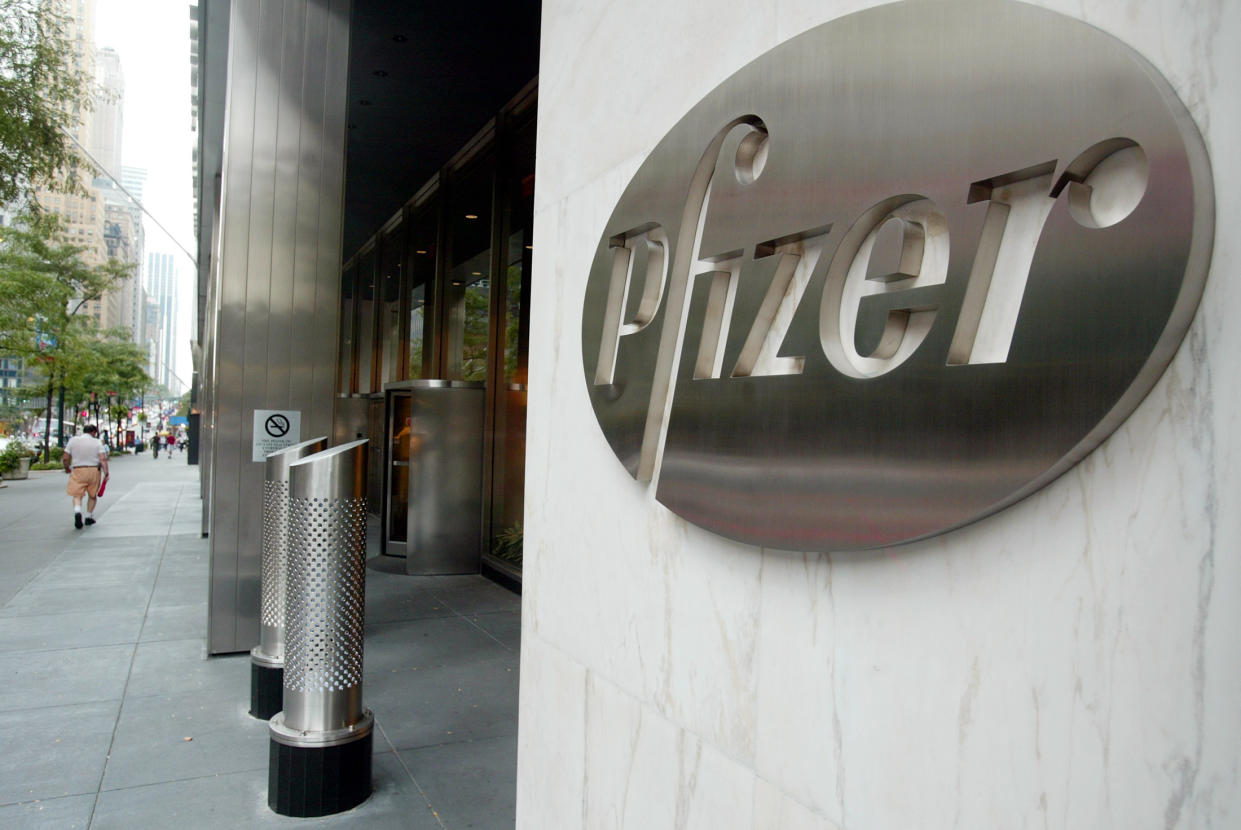 The entrance of Pfizer World headquaters in New York City, August 31, 2003. ECONM REUTERS/Jeff Christensen  JC