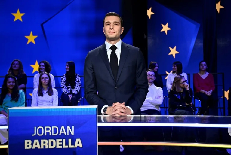 Jordan Bardella, tête de liste du RN aux élections européennes, avant un débat sur BFMTV, le 27 mai 2024 à Paris (JULIEN DE ROSA)