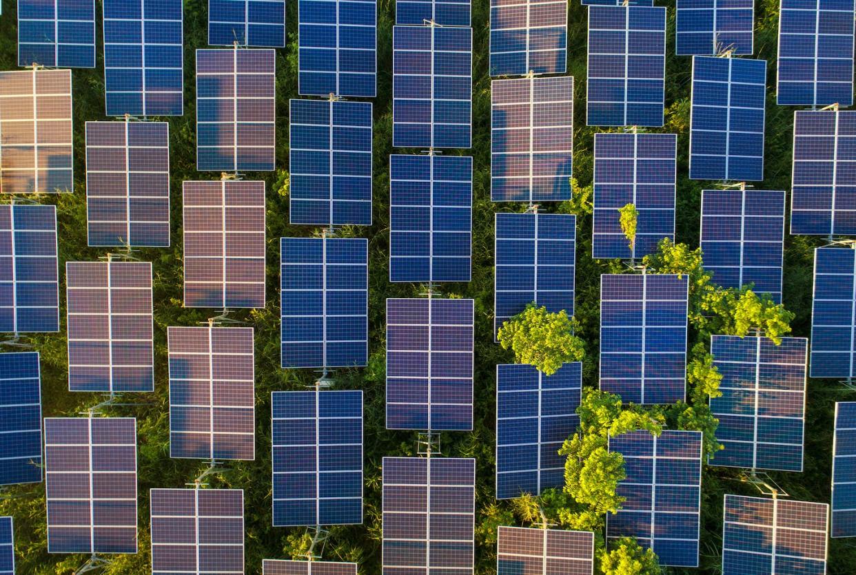 <a href="https://www.shutterstock.com/es/image-photo/top-view-solar-panels-cell-farm-727265002" rel="nofollow noopener" target="_blank" data-ylk="slk:Thongsuk7824/Shutterstock;elm:context_link;itc:0;sec:content-canvas" class="link ">Thongsuk7824/Shutterstock</a>