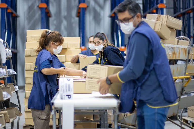 En la planta de logística de Correo Argentino, en Tortuguitas, arman los kits censales que se distribuyen a más de 6500 puntos del país