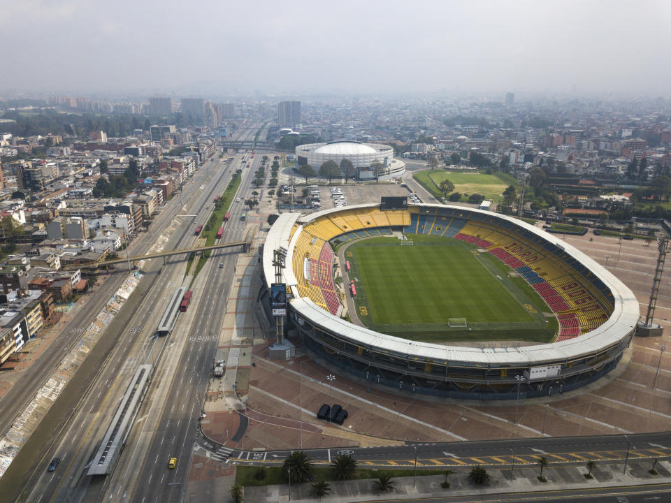 ARCHIVO - Esta foto de archivo del viernes 20 de marzo de 2020, muestra el estadio Nemesio Camacho de Bogotá en una zona que habitualmente presenta intenso tránsito pero que lucía vacía en medio de restricciones por la pandemia de coronavirus (AP Foto/Iván Valencia)