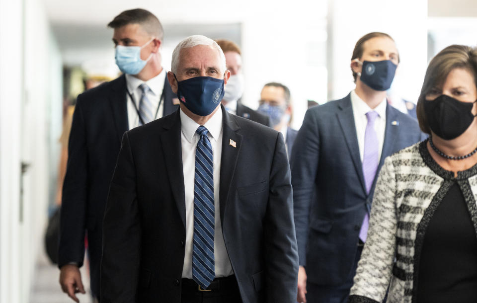 El vicepresidente de EEUU Mike Pence usando una máscara a su llegada al Congreso. (Photo By Bill Clark/CQ-Roll Call, Inc via Getty Images)