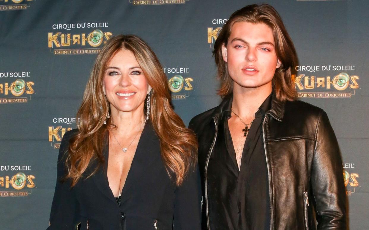 Für den Erotikthriller "Strictly Confidential" führte Damian Hurley Regie und besetzte seine eine der Hauptrollen mit seiner berühmten Mutter Liz. (Bild: 2023 Getty Images/Nick England)