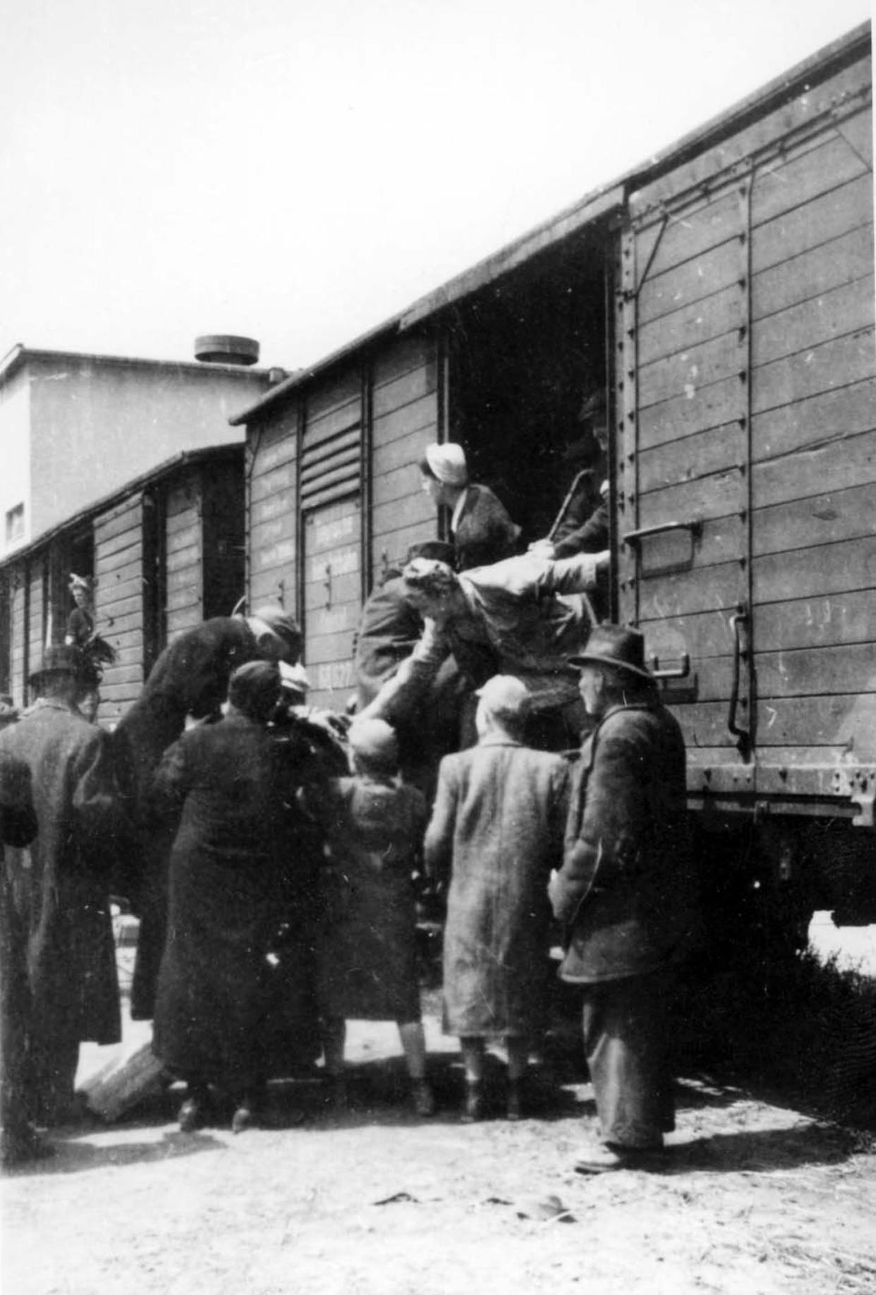 <span class="caption">Judíos húngaros subiendo a un tren que les llevaba a Auschwitz.</span> <span class="attribution"><a class="link " href="https://photos.yadvashem.org/photo-details.html?language=en&item_id=84966&ind=74" rel="nofollow noopener" target="_blank" data-ylk="slk:Ya Vashem;elm:context_link;itc:0;sec:content-canvas">Ya Vashem</a></span>