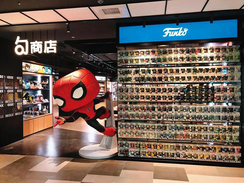 新光影城旗下「句商店」通路遍及北中南，是台灣影城中最大的電影商品銷售連鎖店。（翻攝自桃園句商店臉書）