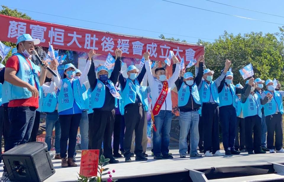 台中市第二選區立委補選參選人<a class="link " href="https://tw.news.yahoo.com/tag/顏寬恒" data-i13n="sec:content-canvas;subsec:anchor_text;elm:context_link" data-ylk="slk:顏寬恒;sec:content-canvas;subsec:anchor_text;elm:context_link;itc:0">顏寬恒</a>昨日成立大肚區後援會，顏寬恒大打建設牌，列舉爭取建設。（記者陳金龍攝）