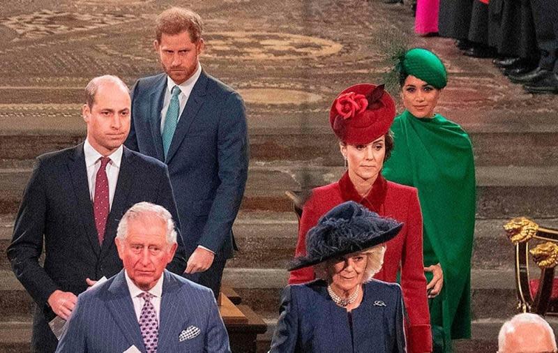 哈利王子和梅根2020參加協日慶典（Commonwealth Service），是他們退出王室前出席的最後一場公開活動，兩人與其它王室成員互動明顯冰冷。（翻攝@scobie推特）