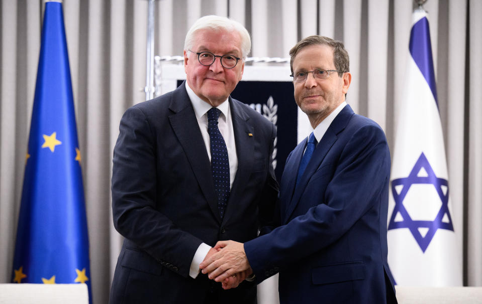 Izchak Herzog (r), Präsident von Israel, und Bundespräsident Frank-Walter Steinmeier geben sich vor einem Gespräch im Amtssitz des Präsidenten die Hand. 