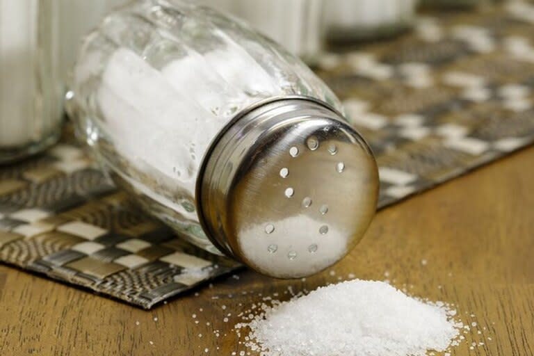 Elimina el salero de tu mesa, si buscas reducir el consumo de sal