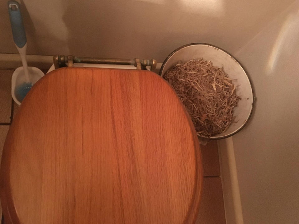 Dieser Airbnb-Gast hingegen hat ein ganz anderes Problem: Die Sanitäranlage in seiner australischen Bleibe samt Stroheimer sorgt bei ihm für jede Menge Verwirrung. Komposttoiletten sind nicht jedermanns Sache. (Bild-Copyright: Quarterwit_85/Reddit)