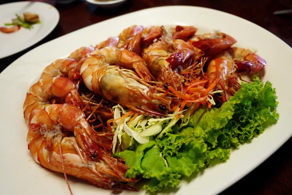 <b>Don Hoi Lord seafood market</b><br><p><b>Where you'll feast on the freshest seafood!</b></p><p>You can’t visit Hua Hin and not have a splendid seafood meal. So it’s off to Don Hoi Lord, we say! Translated as “Razor Clam Seaside”, Don Hoi Lord is easily accessible on your way from Bangkok to Hua Hin. In fact, it’s just a short drive away from Maeklong Railway Market. Just look out for the 65KM marker and turn off at the Don Hoi Lord exit.</p>