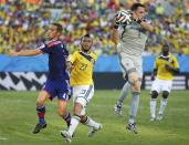 Colombia's David Ospina (2nd R) makes a save next to teammate Carlos Valdes (23) and Japan's Keisuke Honda during their 2014 World Cup Group C soccer match at the Pantanal arena in Cuiaba June 24, 2014. REUTERS/Eric Gaillard (BRAZIL - Tags: SOCCER SPORT WORLD CUP)