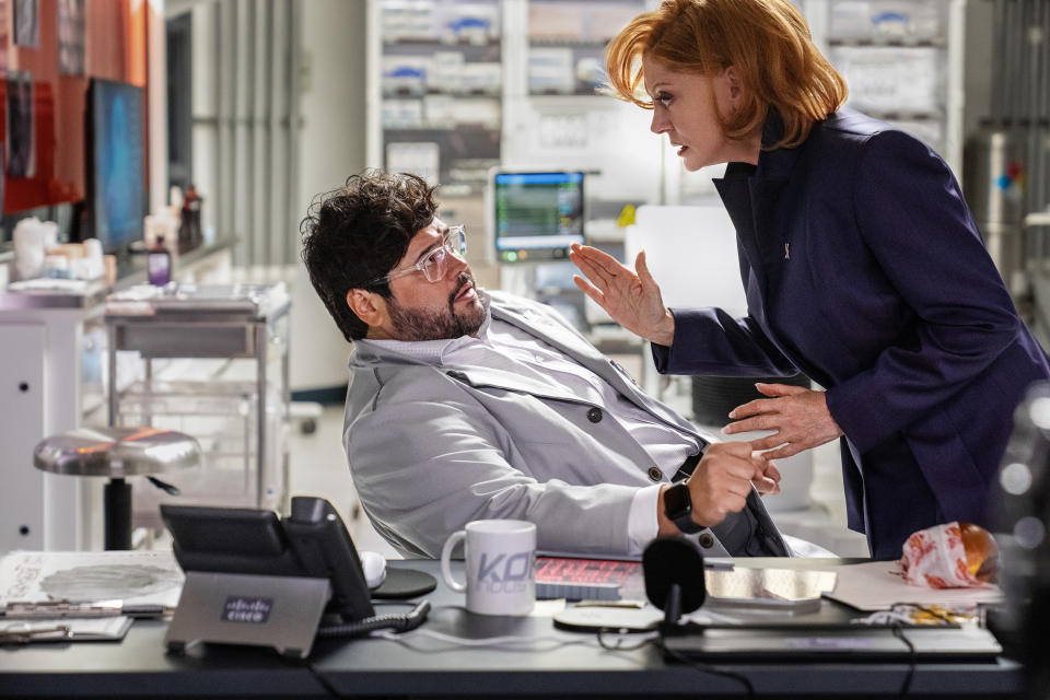 En esta imagen proporcionada por Warner Bros. Pictures, Javier Guillén, izquierda, y Susan Sarandon en una escena de "Blue Beetle". (Warner Bros. Pictures vía AP)