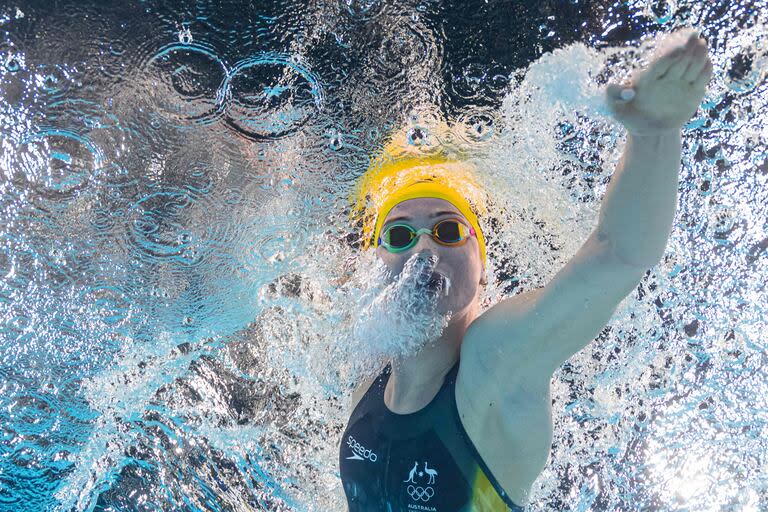 Una vista submarina muestra a la australiana Mollie O'callaghan compitiendo en una semifinal de la prueba de natación estilo libre femenina de 200 m durante los Juegos Olímpicos de París 2024 en el Paris La Defense Arena en Nanterre, al oeste de París