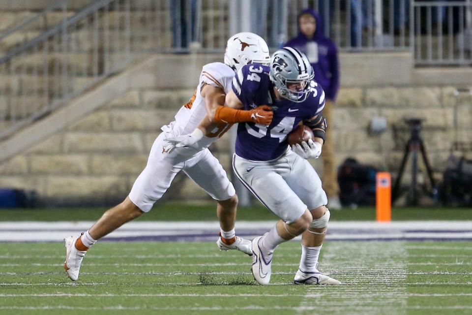 Kansas State tight end Ben Sinnott (34) tries to get away from Texas defensive back Graham Gillespie (38) during their 2022 game at Bill Snyder Family Football Stadium.