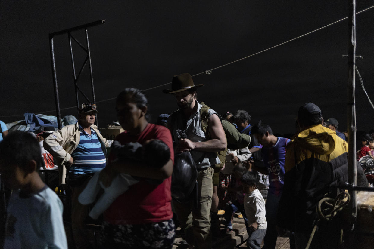 El copropietario del barco, Alan Desvars, con los planos de construcción del Aquidabán, en la oficina de la empresa familiar en Concepción, Paraguay. (María Magdalena Arréllaga/The New York Times)
