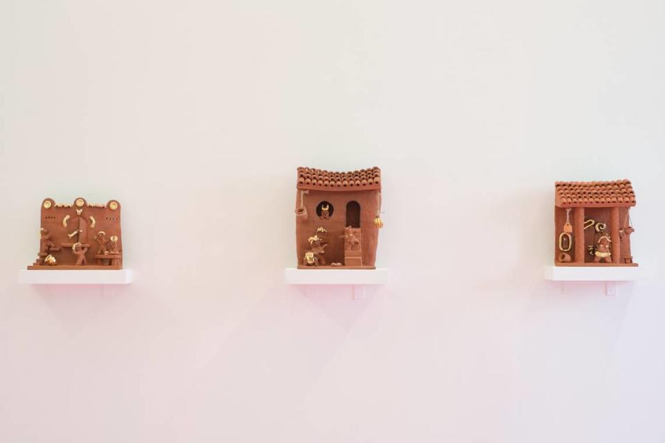 Las 'casitas' del artista Joel Gaitán se inspiran en las decoraciones de casas en miniatura que se encuentran en muchos hogares latinos. Las obras se exponen en su muestra 'En el corazón del infierno, en las alturas del cielo' en la galería KDR.