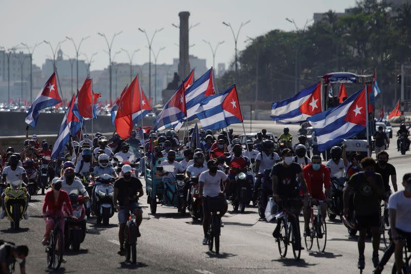 Personas en bicicleta con banderas cubanas se manifiestan contra el bambargo comercial impuesto por Estados Unidos sobre Cuba, en La Habana