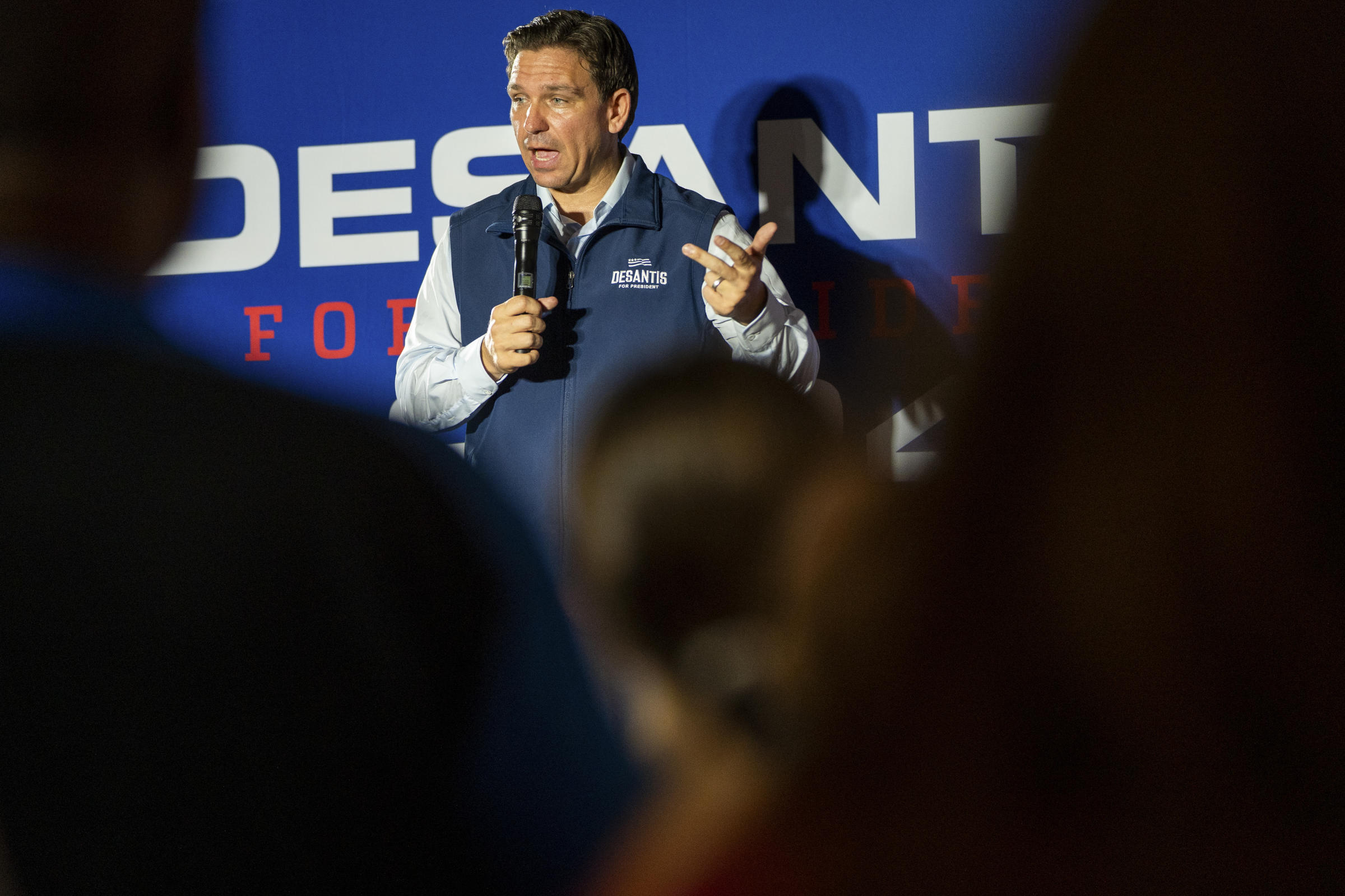 Republican presidential candidate Gov. Ron DeSantis (R-Fla.) speaking during a town hall event at Revelton Distilling Company in Osceola, Iowa, on July 27, 2023. (Christopher (KS) Smith/The New York Times)