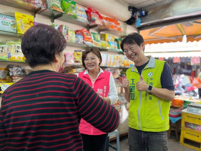 民進黨台中第六選區立委初選參選人江肇國上午到大智市場拜票。(江肇國團隊提供)