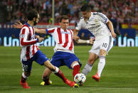 Football - Atletico Madrid v Real Madrid - UEFA Champions League Quarter Final First Leg - Vicente Calderon, Madrid - Spain - 14/4/15 Real Madrid's James Rodriguez in action with Atletico Madrid's Juanfran and Mario Mandzukic Reuters / Juan Medina