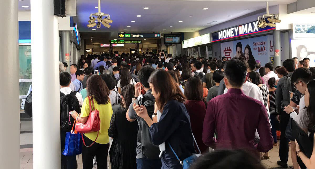 Train delay causes long queue at Tampines MRT on 19 Sept. Photo: Gabriel Choo