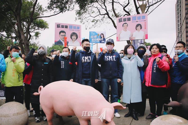 賴品妤身穿深藍色帽T，乍看之下和國民黨黨服很像。（圖／翻攝自品妤賴、江啟臣臉書）