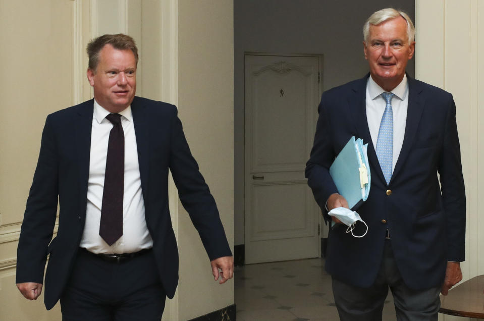 Britain's chief negotiator David Frost (L) and EU's Brexit negotiator Michel Barnier arrive for a working breakfast after a seventh round of talks, in Brussels on August 21, 2020. (Photo by YVES HERMAN / POOL / AFP) (Photo by YVES HERMAN/POOL/AFP via Getty Images)