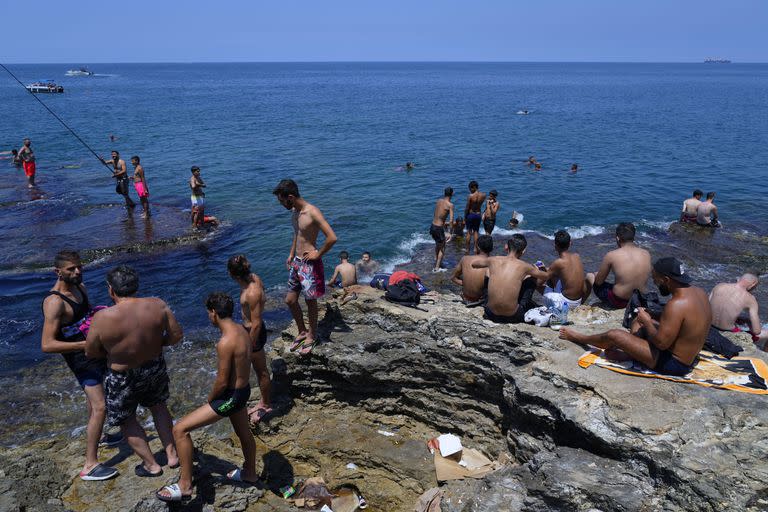 Las personas se refrescan en un día sofocante en el Mar Mediterráneo en Beirut, Líbano, el domingo 23 de julio de 2023.