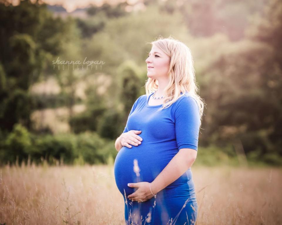 Découvrez la triste raison pour laquelle cette future maman a fait ajouter son mari sur ses photos de maternité.