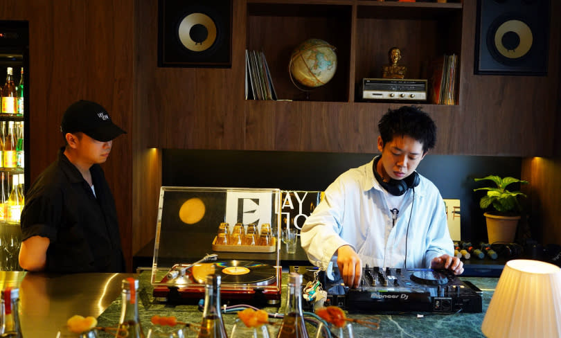 The SOCIAL by LayLow不定時安排DJ、Jazz現場演出，讓酒店房客、鄰里居民或想小酌一杯的人，隨時都能感受美食、調酒、音樂匯聚的氛圍。（圖／魏妤靜攝）