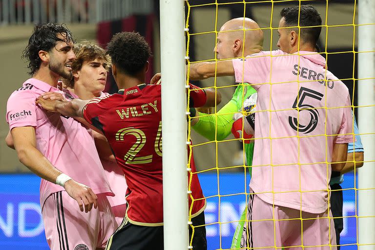 Leonardo Campana descontó de penal, pero el arquero Brad Guzan retuvo la pelota y se formó uno de los varios tumultos de la amplia victoria de Atlanta United contra Inter Miami por la Major League Soccer.