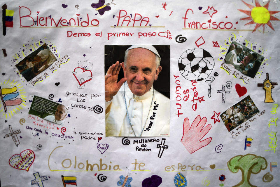 Un cartel hecho por niños en Cali, previo a la visita del papa en Colombia, el 2 de septiembre de 2017 (AFP | LUIS ROBAYO)