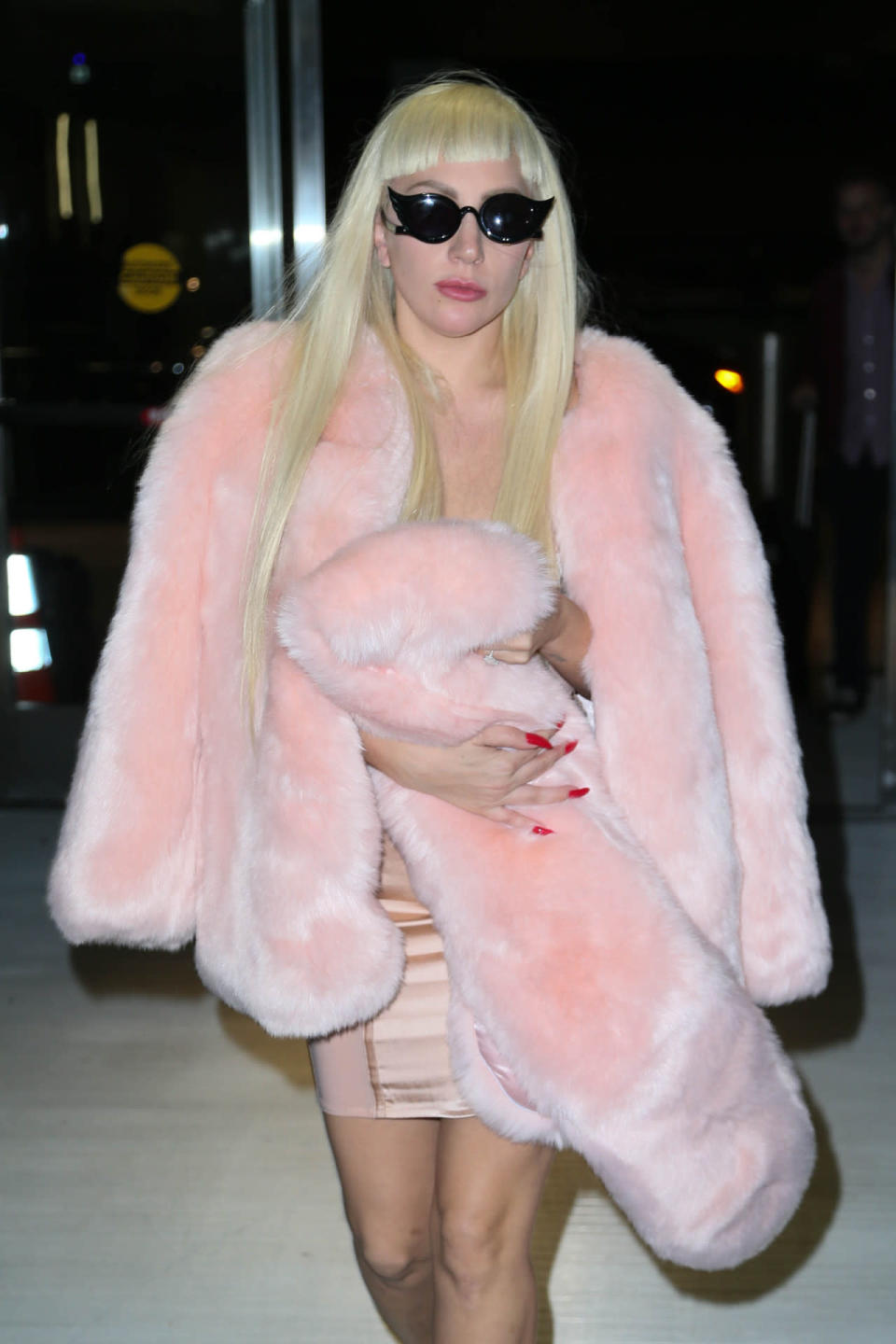 Lady Gaga ose le look “bonbon” en se protégeant avec un manteau et une écharpe en fourrure rose. Avec son ensemble, pas de risque d’attraper froid !