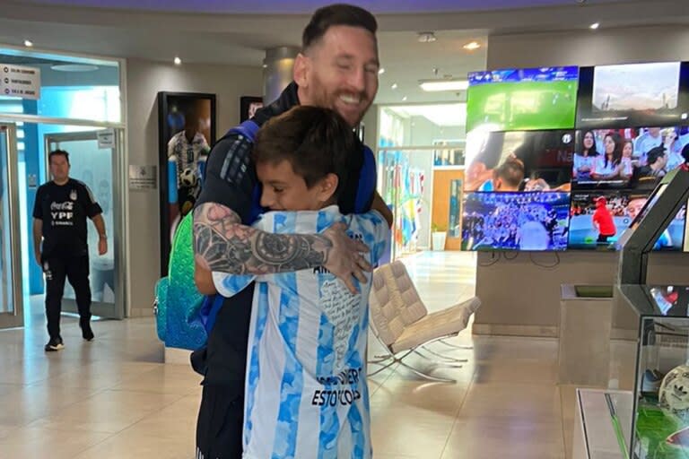 Juani es un chico que le hizo un cuadro a Lionel Messi y se lo entregó antes del partido contra Ecuador por las Eliminatorias del Mundial de Qatar