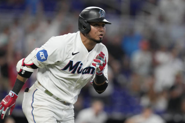 Marlins stun Yankees with 5 runs in 9th, win 8-7