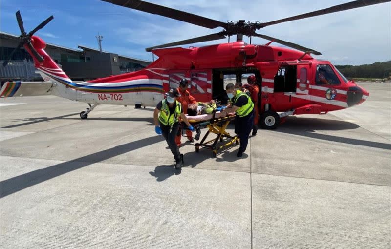 空勤總隊出動黑鷹直升機執行空中救援，協助運送杜男下山送醫救治。（圖／翻攝畫面）