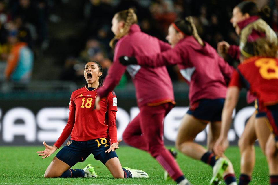 Salma Paralluelo (left) celebrates with her Spain teammates after advancing to the 2023 World Cup final.