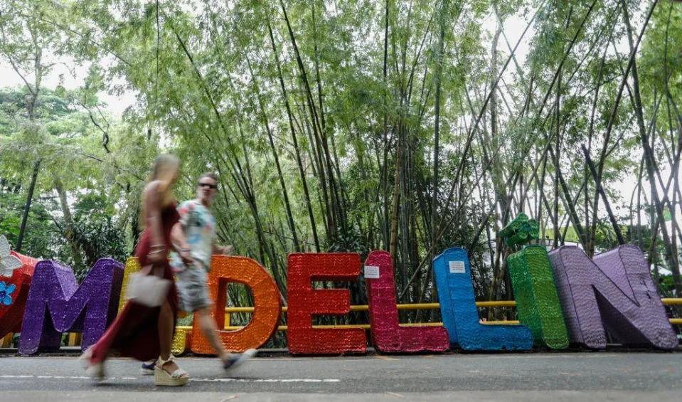 Personas caminando en El Poblado, Medellín.