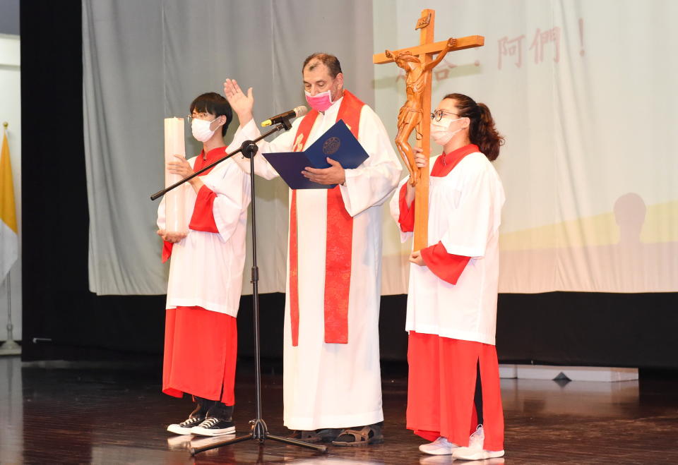 靜宜大學在新生啟航系列活動中，特別安排祈福禮，祝福新生開啟新的生活，未來貢獻所學。（記者陳金龍攝）