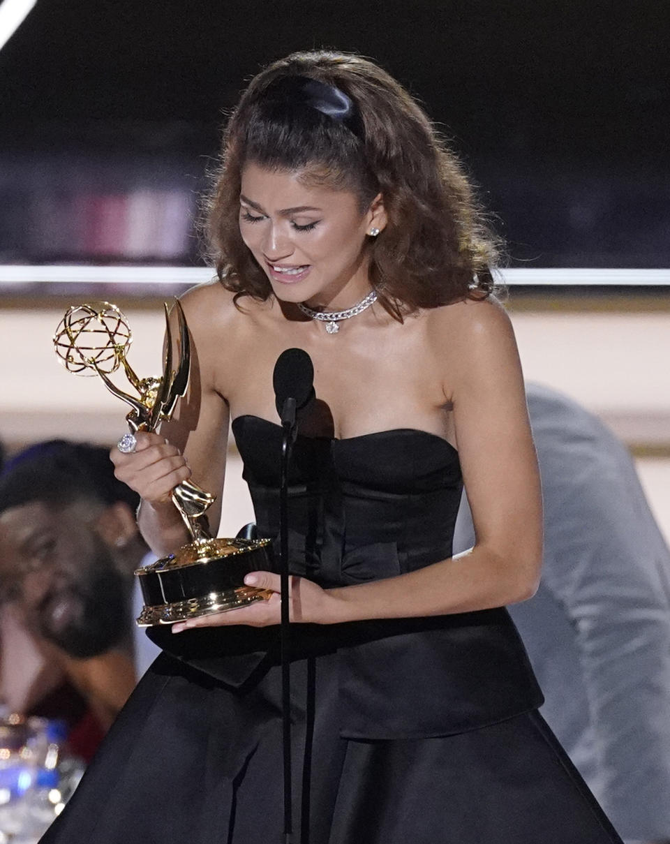 Zendaya recibe el Emmy a mejor actriz en una serie de drama por "Euphoria" en la 74a entrega de los Premios Emmy el lunes 12 de septiembre de 2022 en el Teatro Microsoft en Los Angeles. (Foto AP Mark Terrill)