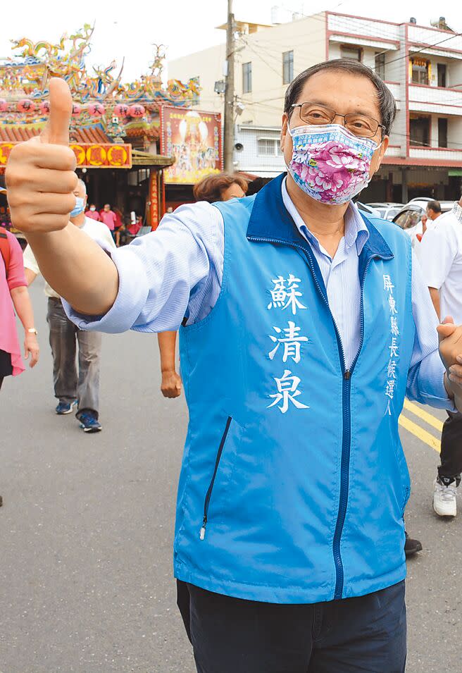 國民黨屏東縣長參選人蘇清泉喊話提高縣府客務處位階，加碼投入客庄建設。（林和生攝）